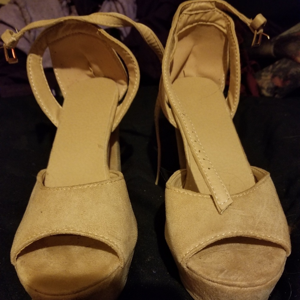 Size 9.5 No Name Brand Platfotm Heels